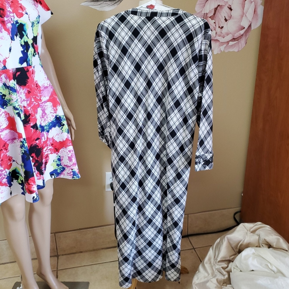 Oscar de la Renta Nightgown - Picture 4 of 8